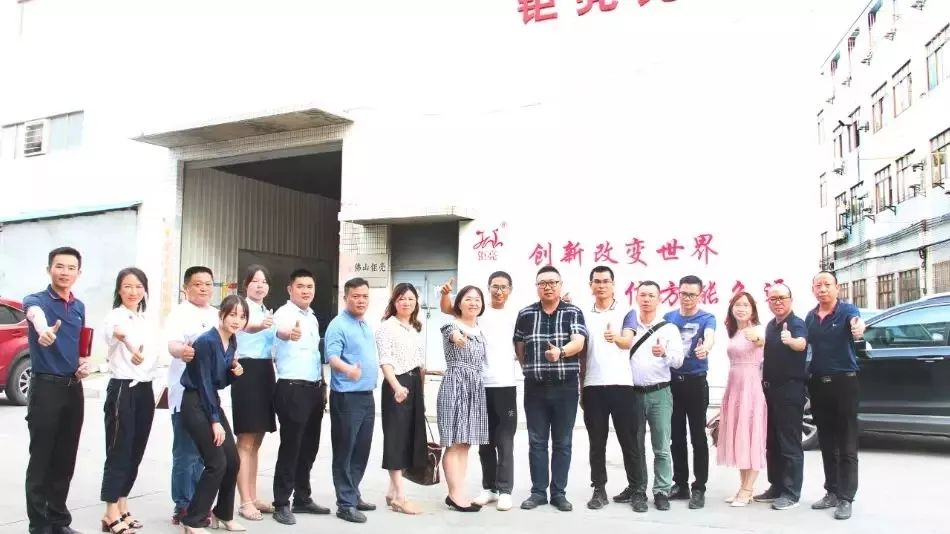 鉅亮光學(xué)廠房合照 鉅亮光學(xué)廠房合照