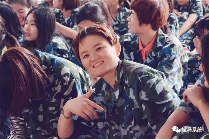 ▲曹小平帶著網(wǎng)銷團(tuán)隊(duì)參加第2屆金馬爭霸賽 ▲曹小平帶著網(wǎng)銷團(tuán)隊(duì)參加第2屆金馬爭霸賽